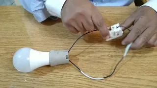 ليه اللمبه اللد بتنور بعد قفل المفتاح دندنها