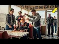 Lagu Ze bespotten een oude marineveteraan in het café, tot Hells Angels binnenkwamen en iedereen zweeg