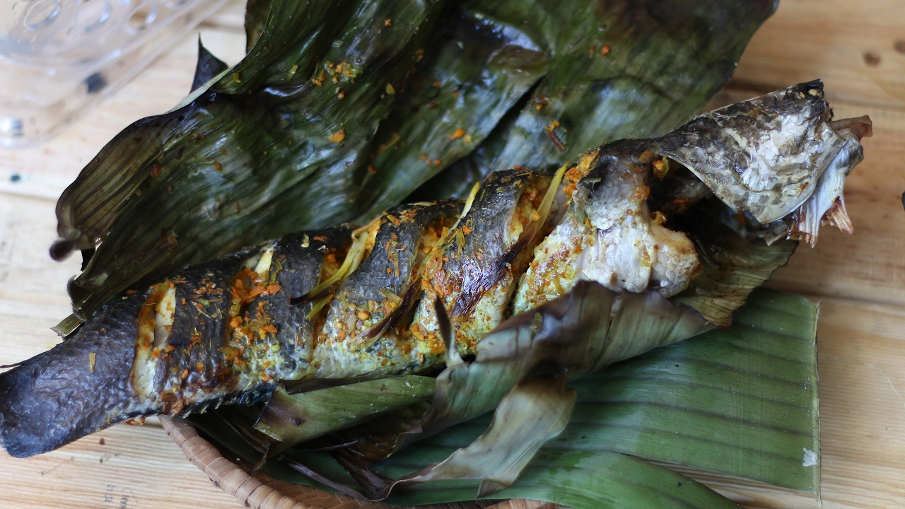 GRILLED FISH in Banana Leaf - C Nng L Chui   Helen