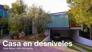 Casa de medios niveles llena de sorpresas | AMco Arquitectos