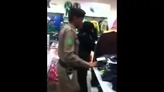 فتاة سعودية تناقش احد رجال هيئة الامر بالمعروف دندنها