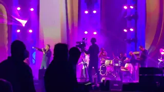                                               عمرو دياب   اماكن السهر حفلة جدة دندنها