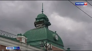В Омске на Любинском проспекте рушится башня с часами