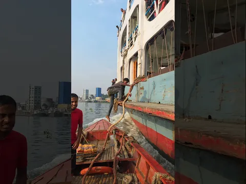 How a trawler tied up to the moving Rahmat launch in a hurry. How a boat tied up to the ship #shorts