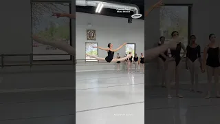 يا إلهي    قفزتها مثالية      باليه  راقصة باليه  درس باليه  مرن  قوي دندنها