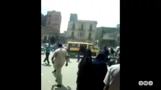 رصد | ضابط مرور يعتدي على سيدة ويعتقل 3 أخريات في المحلة