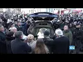 Ai funerali di Achille Barosi i familiari cantano «Perdutamente» di Achille Lauro