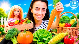 Sevcan ve Barbie tarladan sebze topluyorlar | Çocuk videoları
