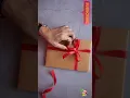 Download Lagu Eenvoudige manier om een ​​lint om een ​​kerstcadeaudoos te wikkelen | Hoe je een cadeau gemakkelijk met lint inpakt #kerst