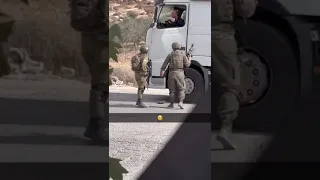 جندي من جيش الاحتلال يعتدي على سائق ويطلق النار على إطار شاحنته قرب بلدة إذنا شمال غرب الخليل  دندنها