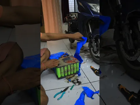 स्कूटी का बैटरी पानी में भीग गया 🥴#battery #scooty