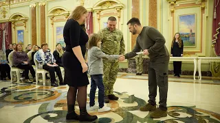 Зеленський вручив сертифікати на квартири Героям України та їхнім родинам - 285x160