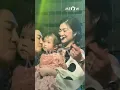 Download Lagu Vợ chồng Thanh Trúc - Châu Khải Phong hạnh phúc hôn lên má con gái Thư Kỳ nhân ngày thôi nôi