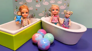 Bath fizz ! Elsa \u0026 Anna toddlers - water fun - surprises - Barbie