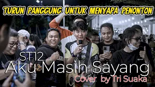 turun ke panggung aku masih sayang st12 live ngamen tri suaka di menoewa kopi jogja