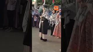 متظاهرون ي كرمون الطالبة التي رفض العميد توشيحها بطريقة خاصة أخبار مغربية 