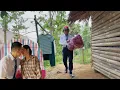 Download Lagu In the middle of a makeshift shelter, village chief Hoang gave a surprise kiss_Ly Tieu Yen