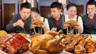 The gluttonous husband snatched the eggs to eat, only to miss the big roast pork thigh!