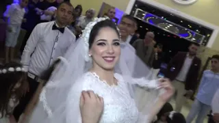 اقسم بالله زفه عروسه ملهاش حل ورقص جامد ع المزمار وحضن والد العروسه يبكى        دندنها