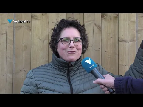 Popkoor Vocalicious helpt daak opruimen bij Anna's Hoeve