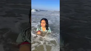 جني غرقت في البحر وانا بعلمها العوم 