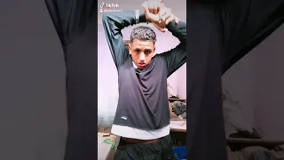 معاملتي تلاتاتي مع أي فلاتي بيبص بعينه ويطرف دندنها