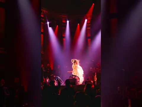 اسمعوا شو قال الجمهور قبل ما يبدأ عرض ميريام فارس العالمي مباشرةً ولأول مرة في أمستردام 🎤❤️