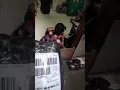 Kurir paket ikut karaoke