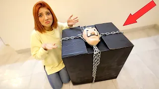 وصلني هاد الصندوق الغريب على بيتي 