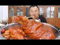 Download Lagu 🔥【肘子盖饭爆香预警！】老丈人豪送肘子猪蹄，阿强神操作肘子秒变盖饭天花板！酱汁浓郁太诱人了！