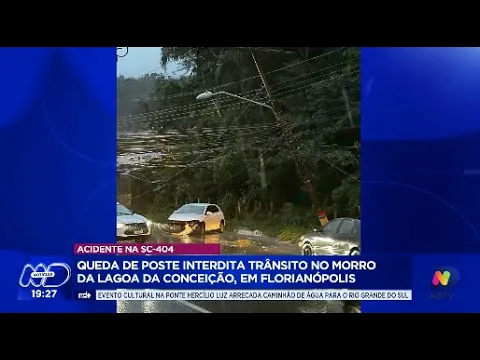 Queda de poste interdita trânsito no morro da Lagoa da Conceição em Florianópolis