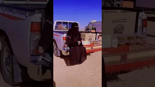 ماله اشباه على مر الزمان طول عنق ولابتسم غمازتين 