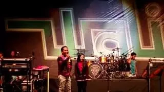 Download Nenekku Pahlawanku Nur Amira Syahira Feat Wali Band LIVE in JOHOR MP3