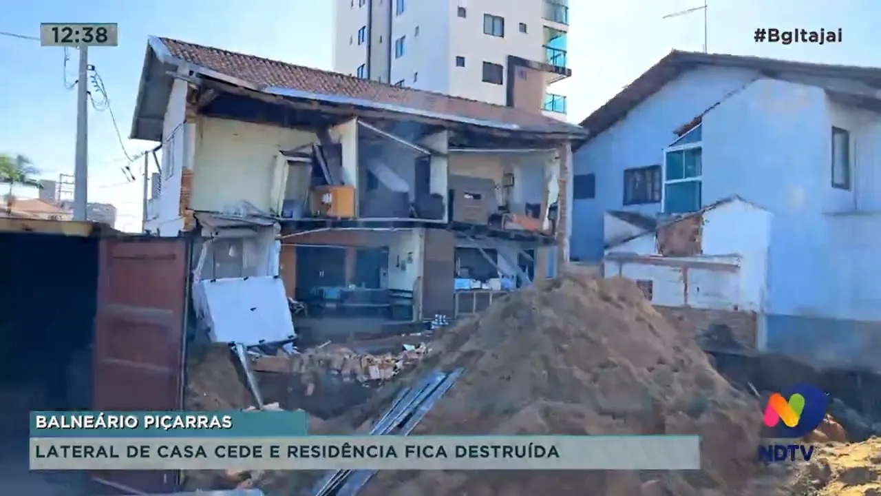 Lateral de casa cede e residência fica destruída em Balneário Piçarras