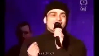 فيديو نادر للهضبه عمرو دياب وهو  يغني يوناني مع الجهور دندنها