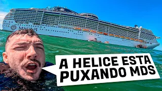 NADEI SOZINHO ATE UM NAVIO CRUZEIRO NO OCEANO