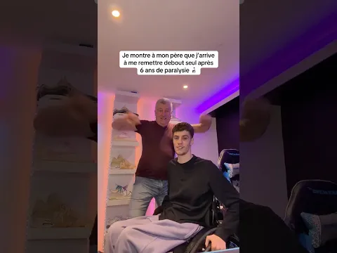 Je montre à mon père que j’arrive à me remettre debout seul après 6 ans de paralysie