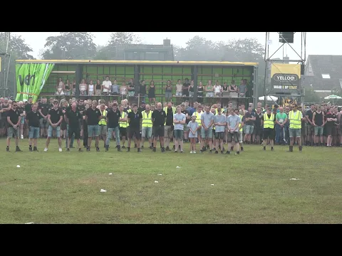 Indrukwekkend eerbetoon, voor aanvang autorodeo Nieuwleusen, ter nagedachtenis aan Herman Pot.