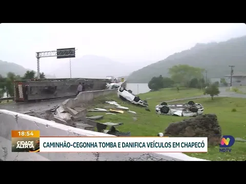Acidente em Chapecó: caminhão-cegonha tomba e danifica oito veículos