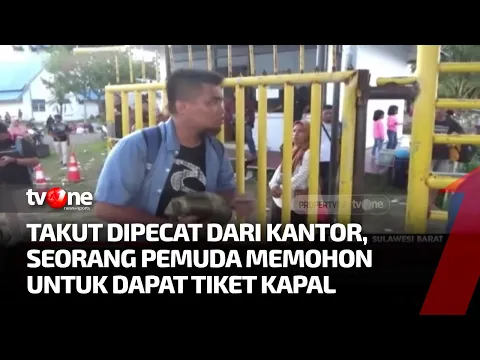 Seorang Pemuda Memohon ke Petugas Minta Tiket Keberangkatan ke Balikpapan