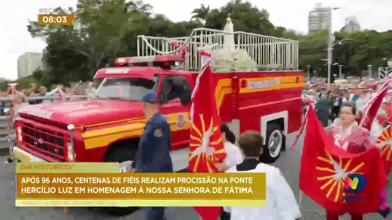 Após 96 anos, centenas de fiéis realizam procissão na Ponte Hercílio Luz