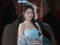 未婚妻婚礼当天当众毁婚，穷小伙颜面尽失！美女总裁却突然闯入抢人，扒下他的鞋袜，只因脚底三颗黑痣认出他竟是5S级战神！她当众跪求他当贴身保镖，甩出千亿黑卡求婚，只为嫁他生娃！