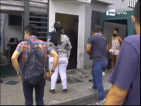 Larga fila de vehículos se registra en laboratorio donde se realiza pruebas covid-19