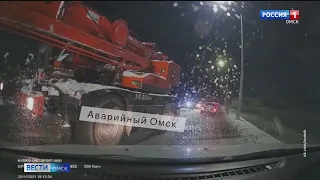 В Омске автокран смял две легковушки