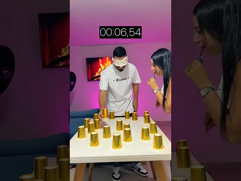 Apilando vasos a ciegas 🤣 #juego #novios