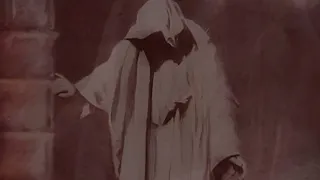 موت الشيخ الكبير نعيم بن حماد  مات في السجن والقي في حفرة ولم يكفن ولم يصل عليه  دندنها