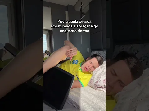 ABRAÇANDO ALGO ENQUANTO DORME… 🛌😴💤 #shorts