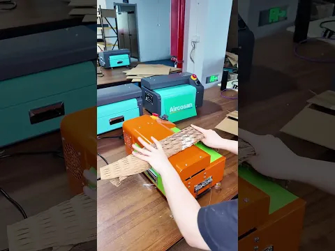Hören Sie auf, ungenutzte Kartons billig an Recycler zu verkaufen. Verwandeln Sie ungenutzte Kartons mit dem Kartonzerkleinerer-Expander in praktisches Polsterpapier.
