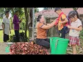 Download Lagu The girl sells goods to earn money and takes good care of her child.