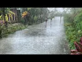 Lagu Super zware regen en onweersbuien | Regenwandeling in groen en mooi dorp | Perfecte regen voor